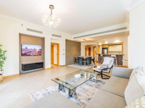 Luxury 4BR Apartment with Free Riva Beach Access